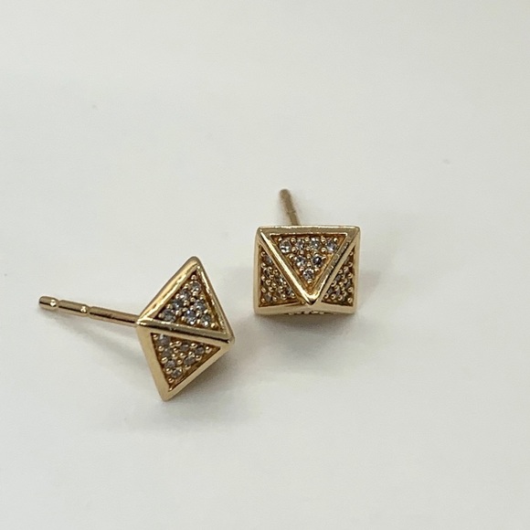 💕x3HP💕14k gold Diamond pyramid stud earrings - Picture 5 of 9